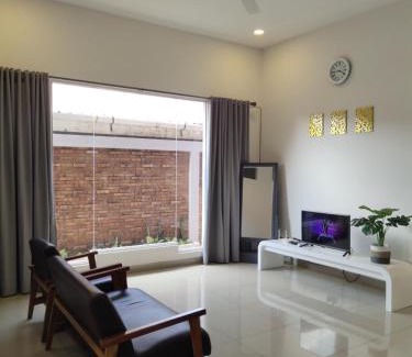 Medan House | Tropical Cozy House in the heart of Medan