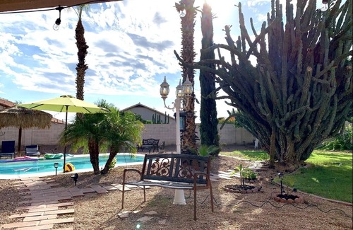 Crystal Creek House | ☀️🌵Tropical Desert Oasis. HEATED Pool & Spa no charge. Private, large yard 🌴🏜