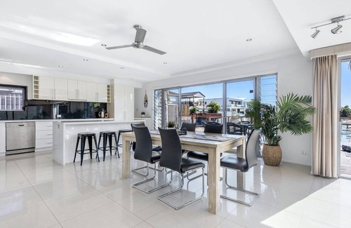 Broadbeach Waters House | Tropical Dreaming (Heated Pool)
