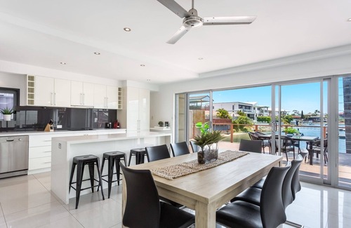 Broadbeach Waters House | Tropical Dreaming (Heated Pool)