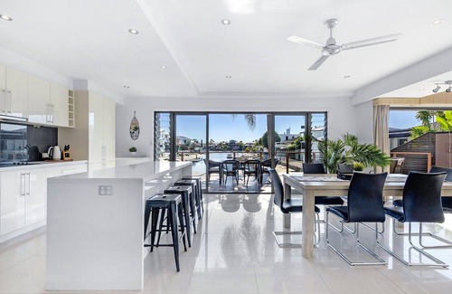 Broadbeach Waters House | Tropical Dreaming (Heated Pool)