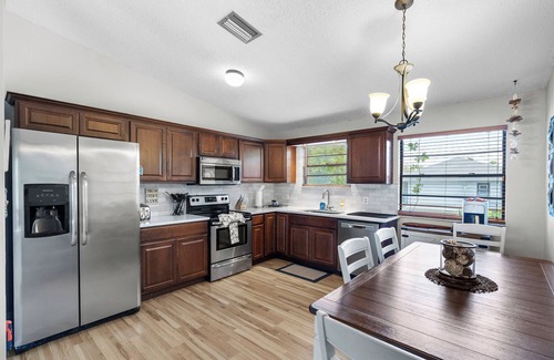 Weeki Wachee Gardens House | Tropical Escape: Kayaks, Dock, Direct Gulf Access, Ideal for Large Boats!