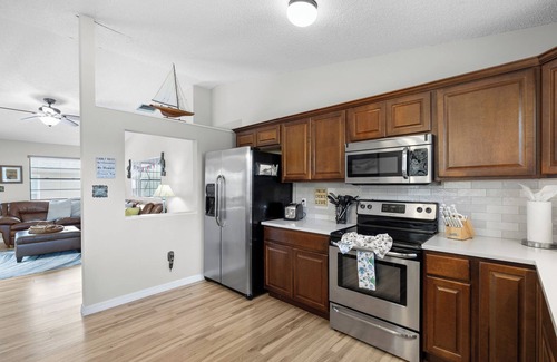 Weeki Wachee Gardens House | Tropical Escape: Kayaks, Dock, Direct Gulf Access, Ideal for Large Boats!