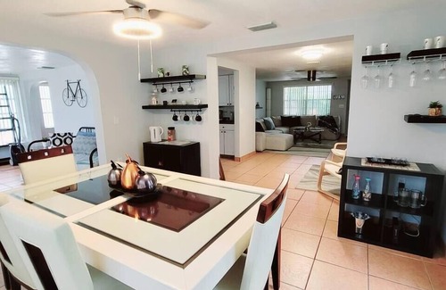 Forest Hills House | Tropical Escape Pool + Beaches Nearby 5min, Tarpon Spring