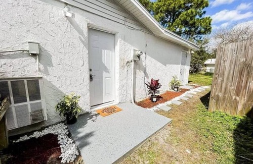 Port Richey Apartment | Tropical Escape Serene Haven with Outdoor Paradise