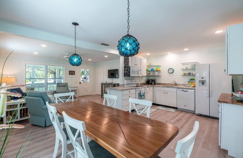 Vero Beach House | 🍹🌞 Tropical Getaway! Heated Pool, Tiki Bar, Pirate Sandbox, and Boat Parking!