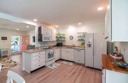 Vero Beach House | 🍹🌞 Tropical Getaway! Heated Pool, Tiki Bar, Pirate Sandbox, and Boat Parking!