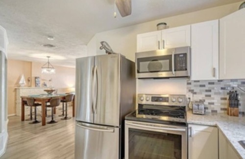 Downtown Villa | Tropical Heart Villa walking distance to Downtown and 5 min drive to Beach!