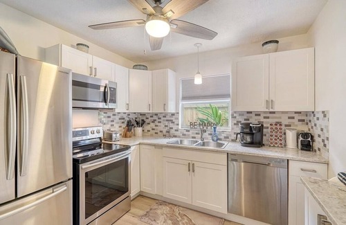 Downtown Villa | Tropical Heart Villa walking distance to Downtown and 5 min drive to Beach!