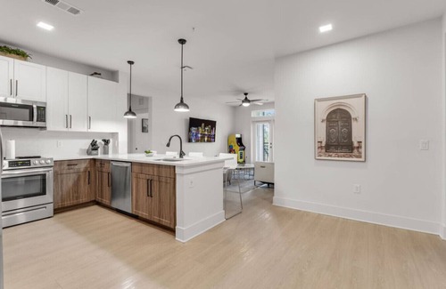 Ruskin Apartment | Tropical Hideaway: Amazing 3-Bed Oasis with Pool