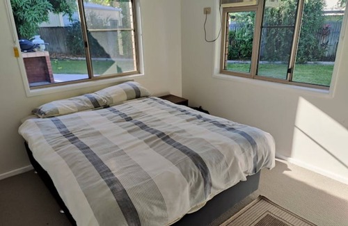 Aitkenvale House | Tropical Holiday Home + NBN + Home theatre