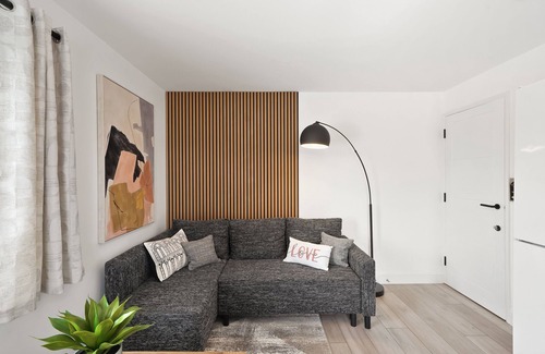 Dunmow Apartment | Tropical Inspired 2-Bedroom Flat