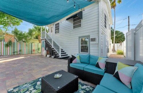 Treasure Island Apartment | Tropical Island Retreat walk to the Beach