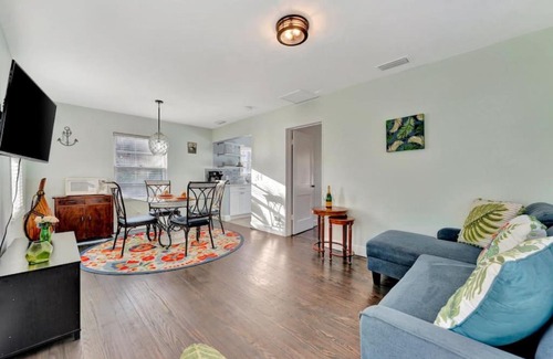 Treasure Island Apartment | Tropical Island Retreat walk to the Beach