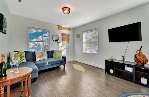 Treasure Island Apartment | Tropical Island Retreat walk to the Beach