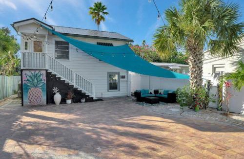 Treasure Island Apartment | Tropical Island Retreat walk to the Beach