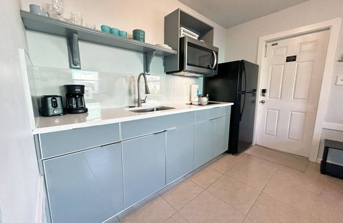 Biggar House | Tropical King Cottage with Heated Pool & Full Kitchen - Near Beach!