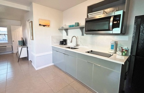 Biggar House | Tropical King Cottage with Heated Pool & Full Kitchen - Near Beach!