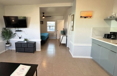 Biggar House | Tropical King Cottage with Heated Pool & Full Kitchen - Near Beach!