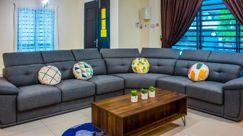 Hulu Kinta House | TROPICAL LIVINGS MERU IPOH HOMESTAY by Grab A Stay