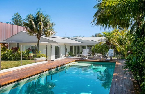 Avalon Beach House | Tropical Oasis - 2 minute walk to beach