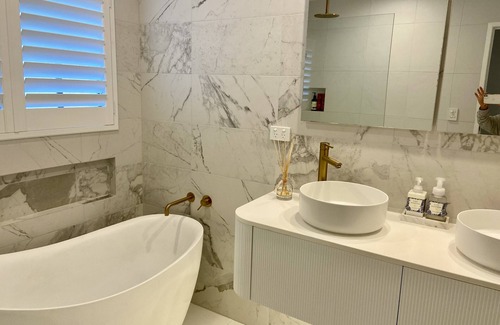 Sorrento House | Tropical Oasis -child/pet friendly