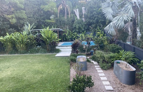 Ashgrove House | Tropical oasis in the heart of Brisbane, 3 bed, w pool, 4 km from the city