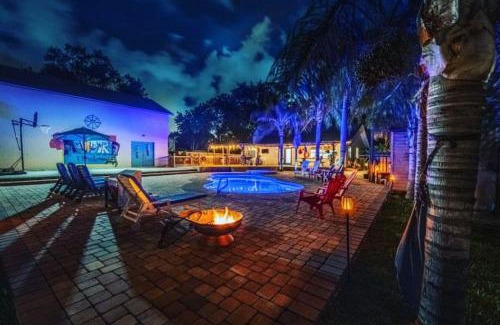 June Park House | Tropical Oasis- Pickleball, Pool, Hot Tub- 15 min to beach
