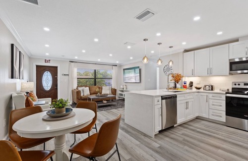 South Bradenton House | 🏝️Tropical Oasis Plus with Hot Tub+5mi to Beach, Near IMG!