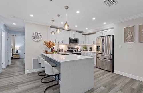 South Bradenton House | 🏝️Tropical Oasis Plus with Hot Tub+5mi to Beach, Near IMG!