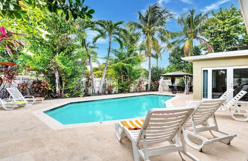 Hollywood Lakes House | Tropical Palm Oasis Heated Pool near Beach