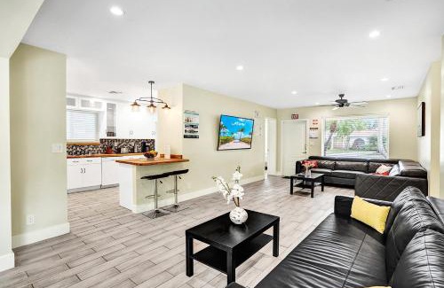 Hollywood Lakes House | Tropical Palm Oasis Heated Pool near Beach