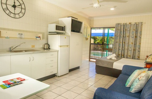 Picnic Bay Hotel | Tropical Palms