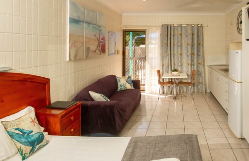Picnic Bay Hotel | Tropical Palms