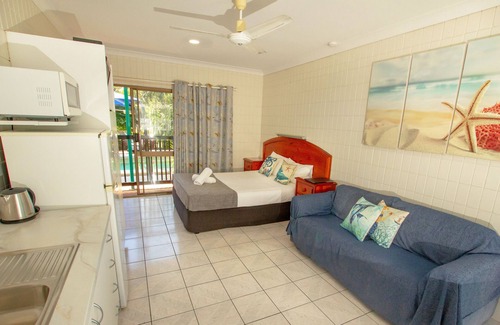 Picnic Bay Hotel | Tropical Palms