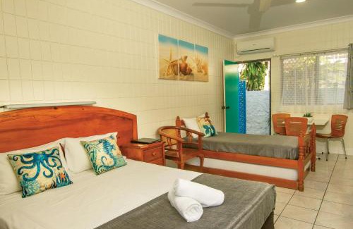 Picnic Bay Hotel | Tropical Palms Resort & 4WD Hire