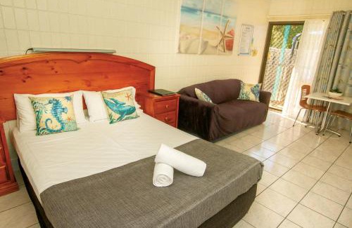 Picnic Bay Hotel | Tropical Palms Resort & 4WD Hire