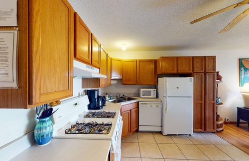 Ualapue Condo | Tropical Paradise Condo w/Shared Tennis Court & Pool + Free WiFi and Water Views