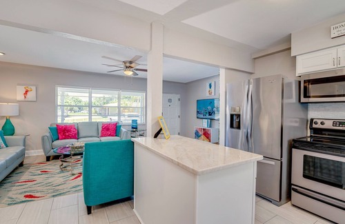South Pinellas Community Council House | Tropical POOL Oasis- 5 Minutes to Beach 2Br/1Ba -sleeps 8 Guests