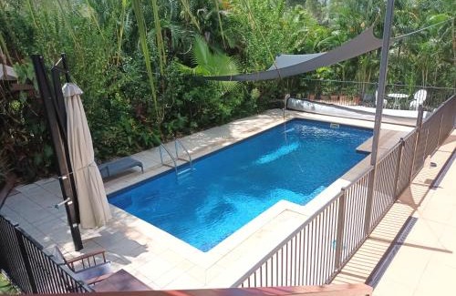 Nelly Bay Apartment | Tropical Poolside Retreat