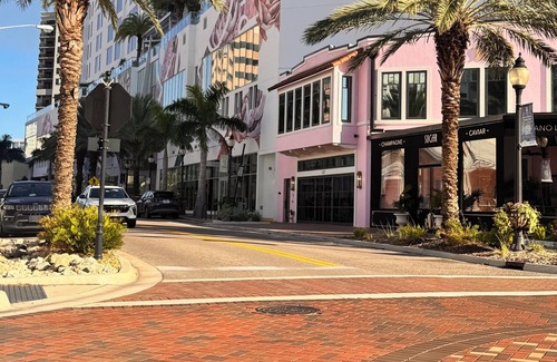 Downtown Apartment | Tropical, private, downtown