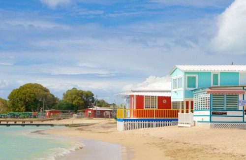 El Combate Apartment | Tropical Retreat Apt steps away from Combate Beach
