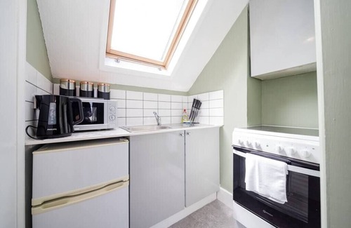 Kemptown Apartment | Tropical Studio Next to Pavilion and Brighton Beach
