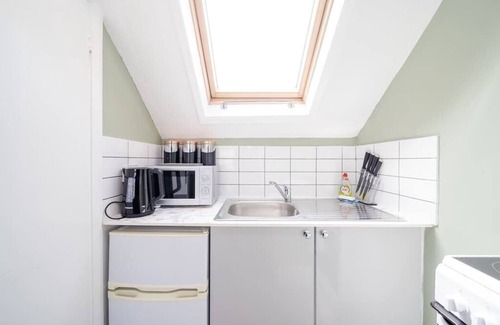 Kemptown Apartment | Tropical Studio Next to Pavilion and Brighton Beach