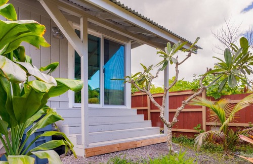 Kehena Apartment | Tropical studio with fast WiFi, near the beach, and snowbird-friendly