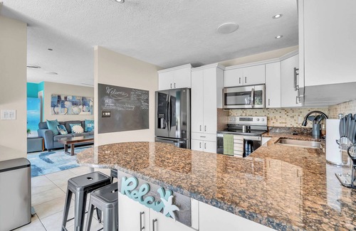 Bayshore Gardens House | Tropical Suburban Oasis w/Heated Pool - Beaches and IMG Academy nearby