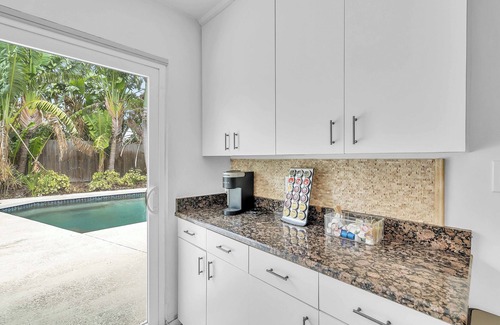 Bayshore Gardens House | Tropical Suburban Oasis w/Heated Pool - Beaches and IMG Academy nearby