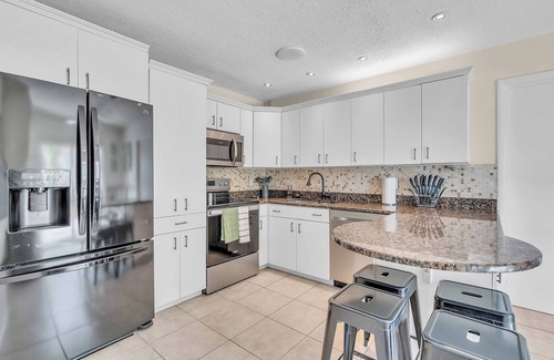 Bayshore Gardens House | Tropical Suburban Oasis w/Heated Pool - Beaches and IMG Academy nearby