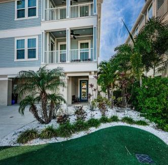 Redington Beach House | Tropical Treasure Beach Villa