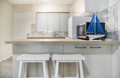 Palm Cove Apartment | Tropical Unit with Private Fenced Garden Close to The Beach 4